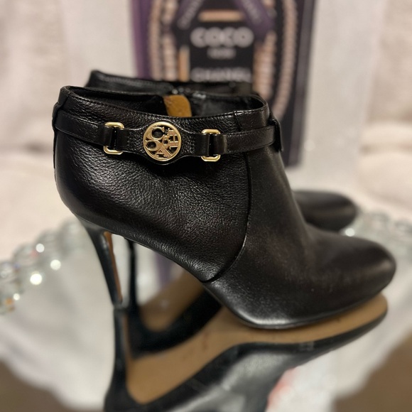 Coach Salene Black Leather Gold Logo Side-Zip Heels Ankle Booties size 7.5 B - Picture 1 of 9